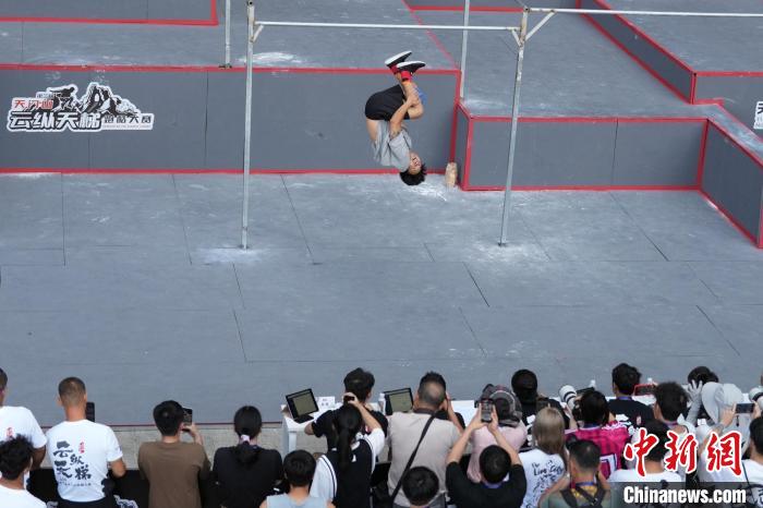 2024天门山云纵天梯跑酷大赛启幕 逾70名选手聚焦