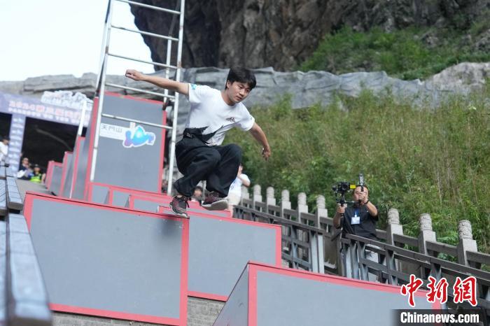 2024天门山云纵天梯跑酷大赛启幕 逾70名选手聚焦