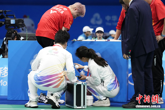 全国运动会羽毛球男单四分之一决赛石宇奇因伤