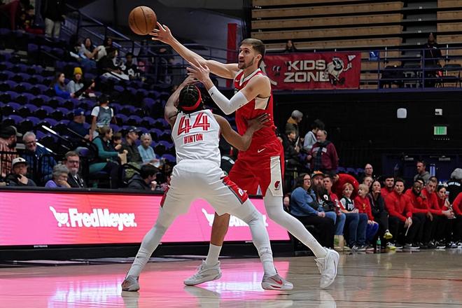 圣迭戈快船力克开拓者 卡尔16分助球队15胜15负