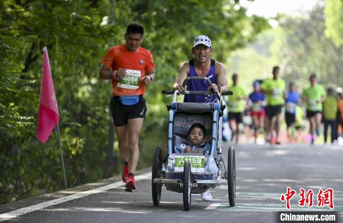 逐风爸爸带脑瘫儿参与亚运火炬传递 8年跑遍20城